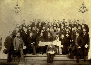 In 1885 was Anseele een van de oprichters van de Belgische Werkliedenpartij. Deze foto toont de congresleden bij het vastleggen van het programma en de statuten van de partij in Antwerpen. Aan de tafel zitten onder anderen Edward Anseele, Edmond van Beveren en Louis Bertrand. (Amsab-ISG, fo002780)