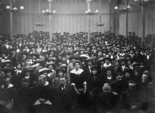 Bijeenkomst van de Katholieke Vlaamse Meisjesbond in Antwerpen, met onder andere Maria Brughmans, Marie-Elisabeth Belpaire, Frans van Cauwelaert en Frans Crols, 15 april 1914. (Collectie Stad Antwerpen, Letterenhuis, tglhph42813)