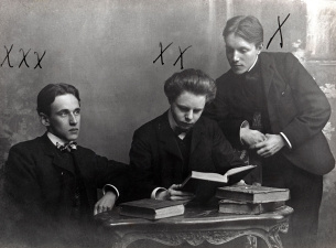 Socialistische Jonge Wachten, ca. 1904-1908. Van links naar rechts: Paul-Gustave van Hecke, Désiré Bouchery en Hippoliet Vandemeulebroucke. (Amsab-ISG, fo001492)