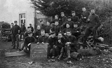 Ernest Claes (rechts staande) als soldaat in de Compagnie Universitaire van het 10de Linieregiment in Leuven, s.d. (Collectie Stad Antwerpen, Letterenhuis)