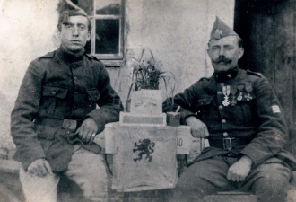 Clemens de Landtsheer (links) en Oktaaf Bulterys, drukker-uitgevers van het frontblaadje Onze Temschenaars, in het opleidingskamp van Auvours, ca. mei 1918. (Gemeentearchief Temse)