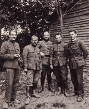 De leiding van de Frontbeweging, 1914-1918. Van links naar rechts: Filip de Pillecyn, Adiel de Beuckelaere, Frans Daels, Hendrik Borginon en Victor Vangramberen. (ADVN, VFA11780/2)