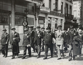 Amnestiebetoging in Brussel met onder meer Frans van Cauwelaert (tweede van links), Leo Delwaide (tweede rij, eerste van links) en Staf de Clercq (vijfde van links), 23 mei 1937. (Collectie Stad Antwerpen, Letterenhuis, tglhph4576)