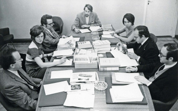 Redactie van de Encyclopedie van de Vlaamse Beweging, ca. 1970. Van links naar rechts: Gaston Durnez, Mia Vanmaele (Lannoo), Jozef Deleu, Reginald de Schryver, Greet Plomteux, Johan Ducheyne (Lannoo) en Ludo Simons. (Collectie Stad Antwerpen, Letterenhuis, tglhph46983)