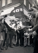 Verbranding van een Vlaamse vlag tijdens een FDF-manifestatie in Brussel, 15 oktober 1972. (Amsab-ISG, fo009816)
