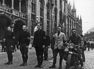 De Dinaso Militanten Orde (DMO) op de Markt van Brugge, met Jef François naast de motorrijder, 9 augustus 1936. (ADVN, VFA1248)