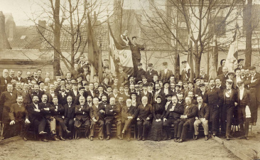 Taalminnend Studentengenootschap ’t Zal Wel Gaan in de tuin van de maatschappij Willem Tell naar aanleiding van het 50-jarige bestaan van de vereniging met onder andere Julius Sabbe, Maurits Sabbe en Paul Fredericq, 23 maart 1902. (Liberas, 850155)