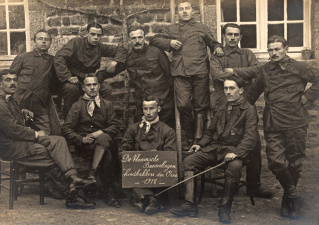 Groepsfoto van de zogenaamde "Houthakkers van de Orne", 1918. Van links naar rechts (staand): Paul Bogaert, Pieter Dox, Paul Davidts, Ward Hermans, Frans van Nijvel en Karel de Schepper; (zittend): Clement Ledegen, Maurits Geerardyn, Lode Beets en Alfons de Schepper. (ADVN, VFAY2)