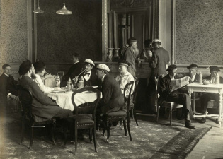 Het studentenhuis van Hou ende Trou was eveneens uitgerust met ontspanningszaal met biljard en schaakspel. (Universiteitsbibliotheek Gent)