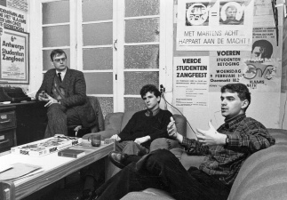 Leden van het bestuur van het KVHV-Antwerpen, 1987-1988. Van links naar rechts: Hans Brockmans, redacteur van het Antwerpse KVHV-blad Tegenstroom, Danny de Schepper, secretaris en Fons Borginon, preses. Foto Jan Prenen. (FelixArchief)