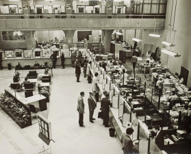 KBC-lokettenzaal in de Boerentoren, jaren 1970. (The Phoebus Foundation)