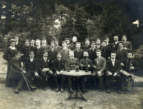Julius Mac Leod (zittend in het midden) en Caesar de Bruycker (zittend, vierde van rechts), met studenten in de Plantentuin van de Gentse Universiteit, 1911. (Collectie Stad Antwerpen, Letterenhuis, tglhph50048)