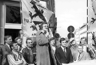 Toespraak van Nelly Maes tijdens een betoging van de Volksunie-Jongeren, Aalst, 1 mei 1977. Achter en naast haar staan Johan Sauwens en Jan Caudron. Foto Studio Dann. (ADVN, Dann/A1173/21)