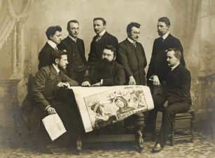 De redactie van Ons Leven in 1904. Van links naar rechts (zittend): hoofdredacteur Frans van Cauwelaert, Jozef van den Eynde, Alfons Fierens; (staand): Leo van der Essen, M. Poelmans, Van Kerkvoorde, L. Doussy, (?). Op de tafel ligt een ontwerp voor het nieuwe omslag van Ons Leven door Alfred van Neste. Het werd in 1906 door Van den Eynde ingevoerd. (Collectie Stad Antwerpen, Letterenhuis, tglhph401)