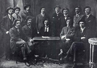 Redactie van Ons Leven, 1923-1924. Van links naar rechts (zittend): Joz Vermeulen, Rarden Iserbyt, Amaat Dumon, Joris Lens en Fernand van Goethem; (staand): Jef Ghijselen, Tony Herbert, Van Lantschoot, Jef van Eyck, Paul Beeckman, Gerard Romsée, Joz Sels en Jos Deweerdt. (Collectie Stad Antwerpen, Letterenhuis, tglhph36191)