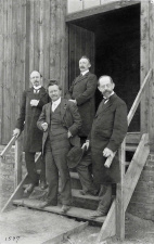 Raf Verhulst (midden) samen met August Borms, Cyriel Rousseeu en Carl Stange, tijdens een bezoek aan het krijgsgevangenkamp van Göttingen, 11 juli 1917. (Collectie Stad Antwerpen, Letterenhuis, tglhph41323)