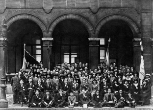 Twintigste Landdag van Jong-Vlaanderen, het Verbond der Vlaamsgezinde Studenten van het Middelbaar- en Normaalonderwijs, Koninklijk Atheneum Antwerpen, 11-13 april 1914. Zittend, derde van rechts: René Victor; vierde: Paul van Ostaijen. (Collectie Stad Antwerpen, Letterenhuis, tglhph3751)