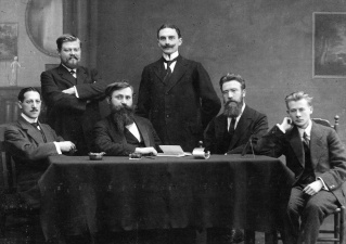 De nieuwe redactieploeg van De Vlaamsche Stem, ca. 1915. Van links naar rechts (staande): Marcel Delbecque, Jan de Reyghere; (zittend): Jan Eggen van Terlan, René de Clercq, Antoon Jacob, Lucien Brulez. (Collectie Stad Antwerpen, Letterenhuis, tglhph19609)