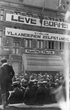 Bormsbetoging voor het Vlaams Huis in Roeselare ca. 1928. Foto: G. Pieters. (ADVN, VFA1446)