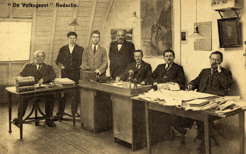 Redactie van De Volksgazet, ca. 1920. Van links naar rechts: Urbain Jamar, Marc Edo Tralbaut, Gustaaf Laroche, Albert van Laar, Flor Mielants, Willem Eekelers en Emmanuel de Bom. (Collectie Stad Antwerpen, Letterenhuis, tglhph29473)
 
