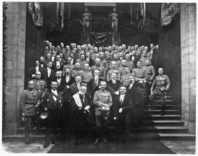 Overdracht van de Vlaamse Hogeschool door baron Moritz von Bissing aan de academische senaat, 21 oktober 1916. Groepsportret op de trappen in de aula. (Universiteitsbibliotheek Gent)