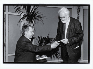 Ludo Abicht bij de voorstelling van zijn boek, [i]De herinnering is een vorm van hoop[/i], 1997. (ADVN, VFB1530/3)