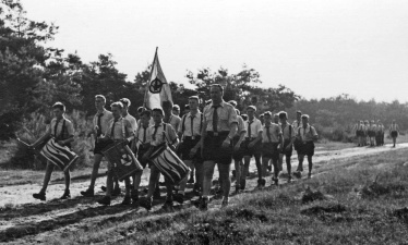 Voettocht van het ADJV tijdens een zomerkamp in Houthalen, 1951. (ADVN, VFA11706)