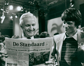 Lachende gezichten van Vic en zoon Koen Anciaux na de verkiezingsoverwinning van 1981. Foto Studio Dann. (ADVN)