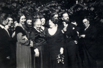 Bijeenkomst naar aanleiding van een redactievergadering van Dietsche Warande en Belfort, met onder anderen Marie-Elisabeth Belpaire (midden), Stephanie Claes-Vetter, Julia de Bie, August van Cauwelaert en Gerard Walschap, s.d. (Collectie Stad Antwerpen, Letterenhuis, tglhph51832)
