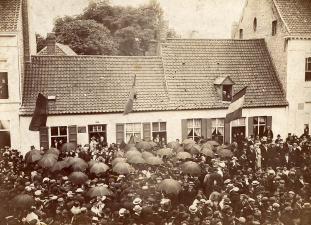 Inhuldiging van een gedenksteen aan het geboortehuis van Peter Benoit, augustus 1902. (Collectie Stad Antwerpen, Letterenhuis, tglhph36647)