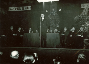 August de Schryver aan het woord op de CVP-verkiezingsmeeting te Oostende, 8 februari 1946. (KADOC, kfa002384)
