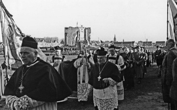 Bisschop Emiel de Smedt, 11 novemberviering aan de IJzertoren, Diksmuide, 1958. (ADVN, VFFY7)
