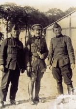 Adiel Debeuckelaere, commandant Constant Sevens en Hendrik Borginon aan het IJzerfront, 1918. (ADVN, VFAY713)