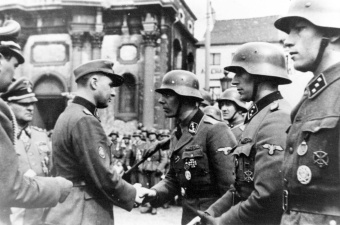 Léon Degrelle decoreert leden van het Waals Legioen op het Charles II-plein in Charleroi, 1 april 1944. (Wikimedia Commons)