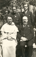 Joris de Leeuw poseerd samen met pater Callewaert, August Borms en Lode Bonten, s.d. (ADVN, VFA4307)