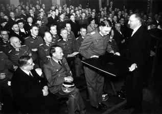 Burgemeester Leo Delwaide onderhield goede contacten met de bezetter. Tijdens de Rubensherdenking in november 1940 overhandigde hij een kunstmap aan Eggert Reeder, Militärverwaltungschef in het Duitse militaire bestuur van België. (CegeSoma/Rijksarchief)