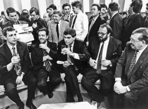 Opgetogen gezichten bij het Vlaams Blok in de studio van de toenmalige BRTN in Brussel na de verkiezingsoverwinning op 24 november 1991 (Zwarte Zondag). Foto Studio Dann. (ADVN)