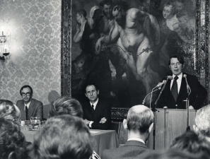 Voorstelling van de Encyclopedie van de Vlaamse Beweging in het Osterriethhuis, Antwerpen, ca. 29 oktober 1973. Van links naar rechts: Ludo Simons, Godfried Lannoo en minister van Vlaamse Cultuur en Vlaamse Zaken Jos Chabert. (Collectie Stad Antwerpen, Letterenhuis, tglhph46991)