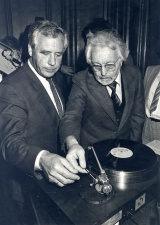 Gaston Geens legt De Vlaamse Leeuw op de platenspeler tijdens de persvoorstelling van het officiële volkslied van de Vlaamse Gemeenschap, 24 juni 1986. (KADOC, kfa021608)