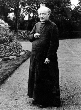 Guido Gezelle in de tuin van de familie Nolf-Beck in Kortrijk, 1894. (Collectie Stad Antwerpen, Letterenhuis, tglhph2078)