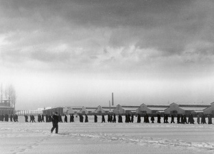 Gevangenen in de sneeuw tijdens de dagelijkse wandeling in het kamp in Lokeren, 1944-1947. (ADVN)