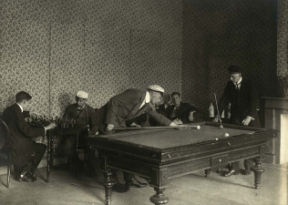 In het studentenhuis beschikten de studenten over een gezellige gelagzaal. (Universiteitsbibliotheek Gent)