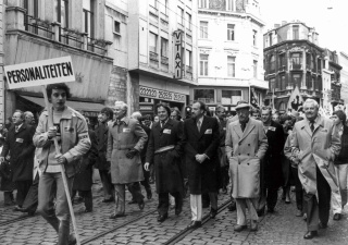 Anti-Egmontbetoging in Gent, 20 april 1980. Van rechts naar links: Wim Jorissen, Frans van der Elst, Jef Valkeniers, Jaak Gabriëls, Vic Anciaux en Rik Vandekerckhove (helemaal links). (ADVN, VFA6555)