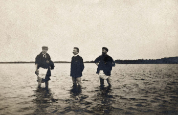 Stijn Streuvels, Emmanuel de Bom en Victor Resseler al pootjebadend, 1900. (Collectie Stad Antwerpen, Letterenhuis, tglhph6967)