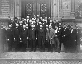 Julius Mac Leod (midden) tijdens het derde Vlaamsch Natuur- en Geneeskundig Congres in Antwerpen (1899). (Archief Universiteit Gent)