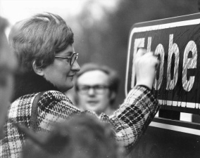 Nelly Maes tijdens de taalacties in Flobecq (Vloesberg), maart 1972. (ADVN, Dann/A167/36A)