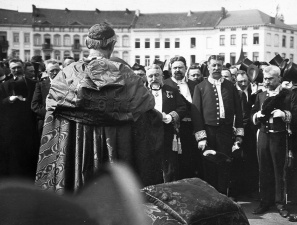 Plechtige ontvangst van Désiré Mercier door burgemeester Edouard de Cocq in Mechelen, naar aanleiding van zijn benoeming tot kardinaal, 13 mei 1907. (KADOC, kfa002728)