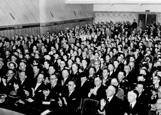 Nationale Kultuurdagen in Mechelen, 19 juni 1943. Onder de genodigden VNV-leider Hendrik Elias, de gouverneurs Frans Wildiers, Michiel Bulckaert en Joseph Lysens, Filip de Pillecyn, Emiel Hullebroeck, Theo Brouns en burgemeester van Mechelen Camiel Baeck. (Collectie Stad Antwerpen, Letterenhuis, tglhph33958)