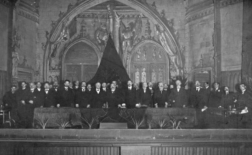 De Raad van Vlaanderen in de Alhambraschouwburg in Brussel, 20 januari 1918. Raf Verhulst staat vijfde van links. (Collectie Stad Antwerpen, Letterenhuis, tglhph14507)