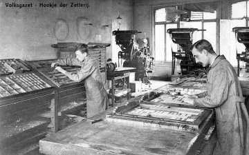 Letterzetters van De Volksgazet aan het werk in de drukkerij, ca. 1920. (Amsab-ISG, pk000009)
 